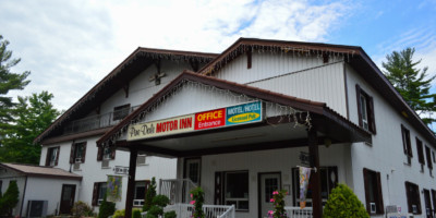 Pine Dale Motor Inn entrance